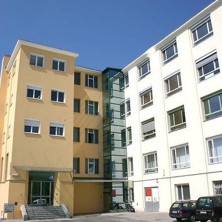 Workbase Hostel Wina Bagian luar foto