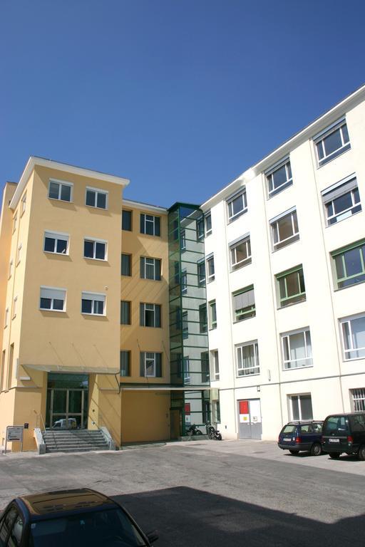 Workbase Hostel Wina Bagian luar foto